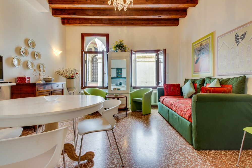 Apartment, 2 Bedrooms (B4 - Random Address) - Living Area