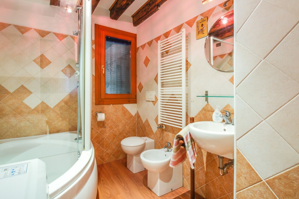 Studio (M2 - Random Address) - Bathroom