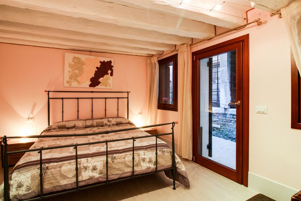Apartment, 2 Bedrooms (B4 - Random Address) - Guestroom