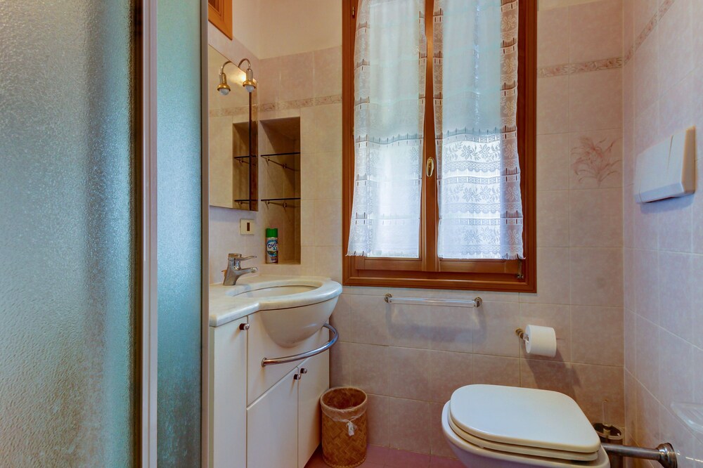 Apartment, 1 Bedroom (B2 - Random Address) - Bathroom