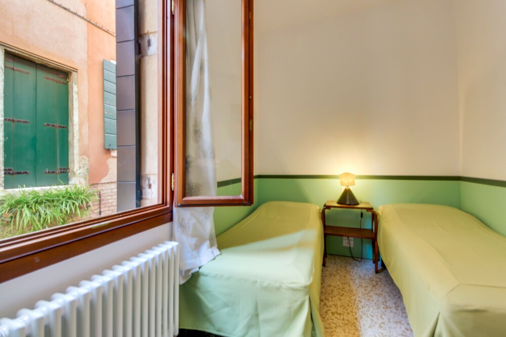 Apartment, 2 Bedrooms (B4 - Random Address) - Guestroom