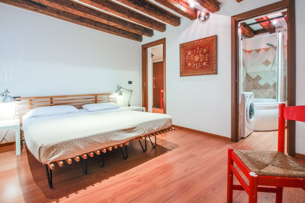 Studio (M2 - Random Address) - Guestroom