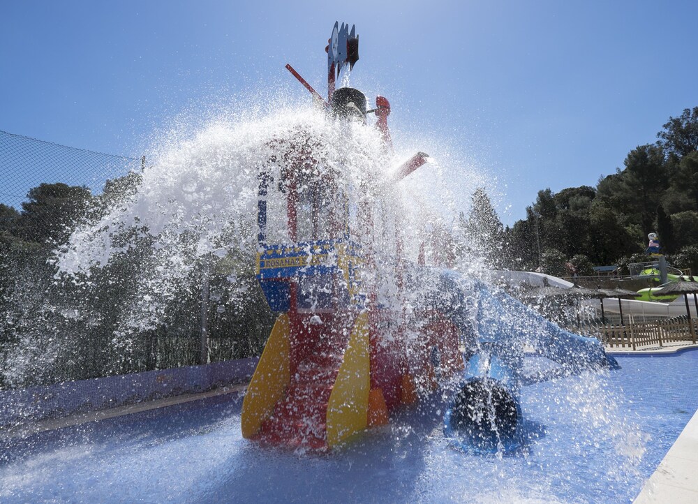 Zona de juegos infantil al aire libre