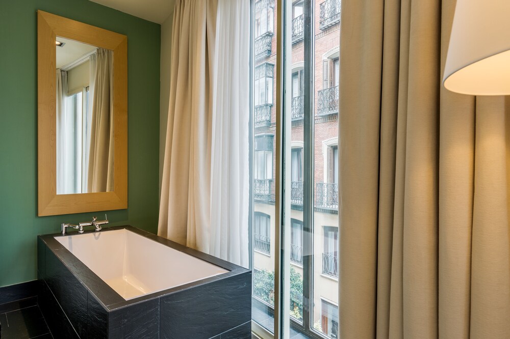 Deep Soaking Bathtub