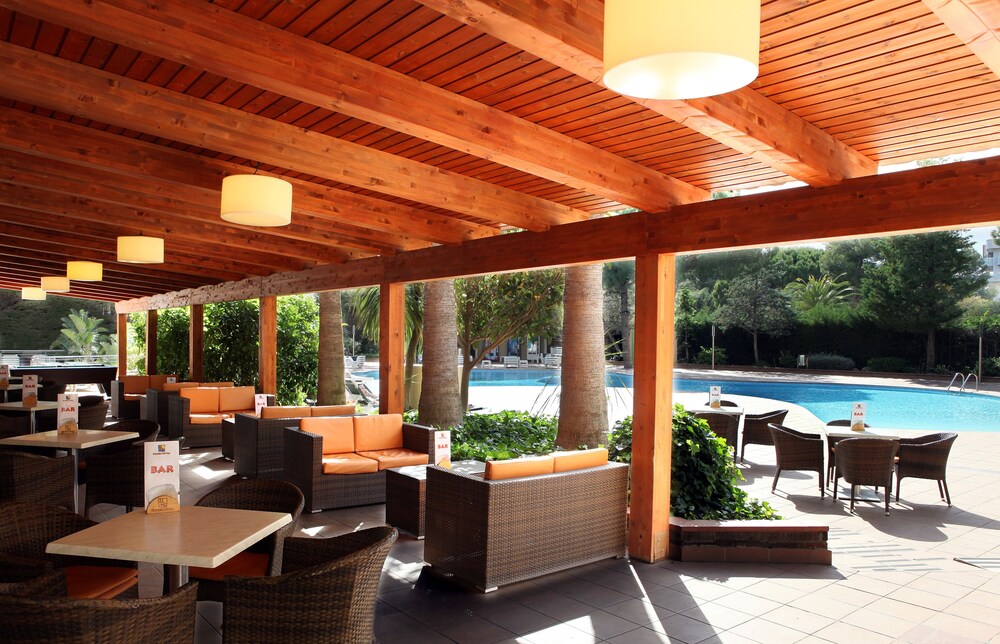 Bar junto a la piscina