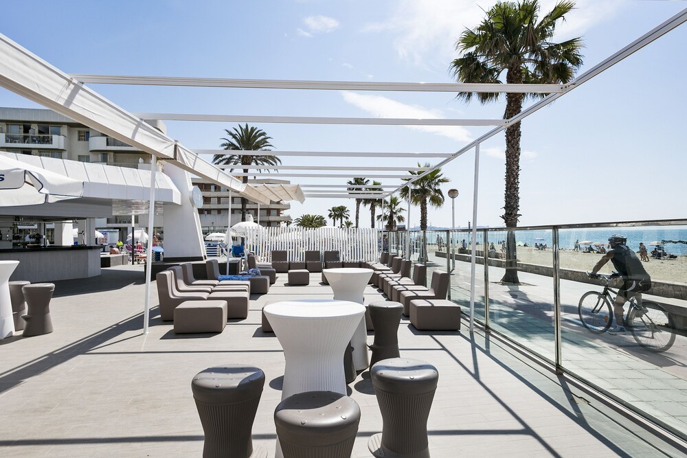 Poolside Bar