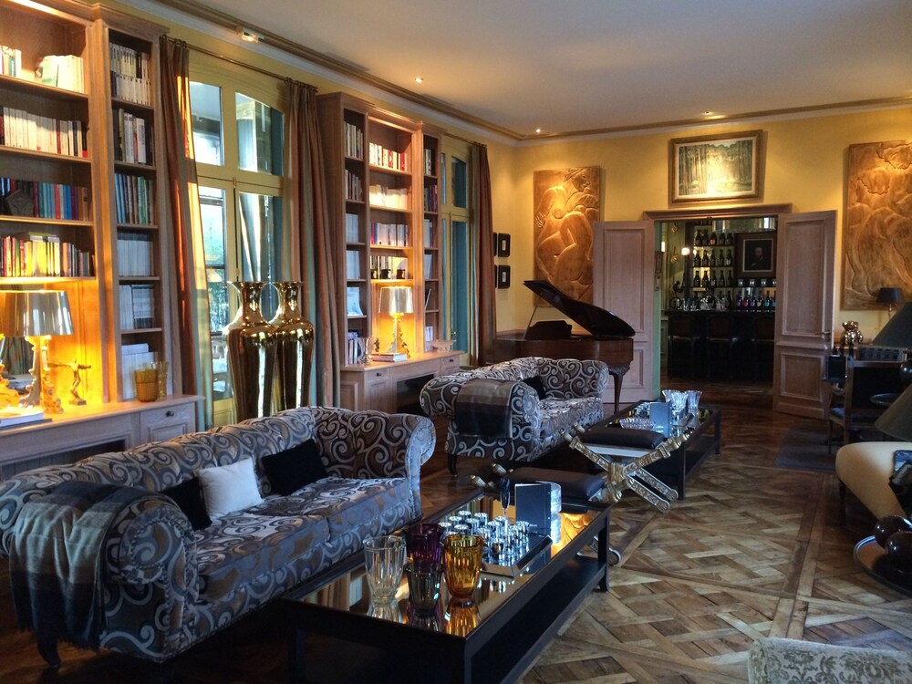Hotel Lounge