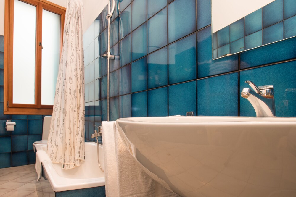 Standard Apartment - Bathroom