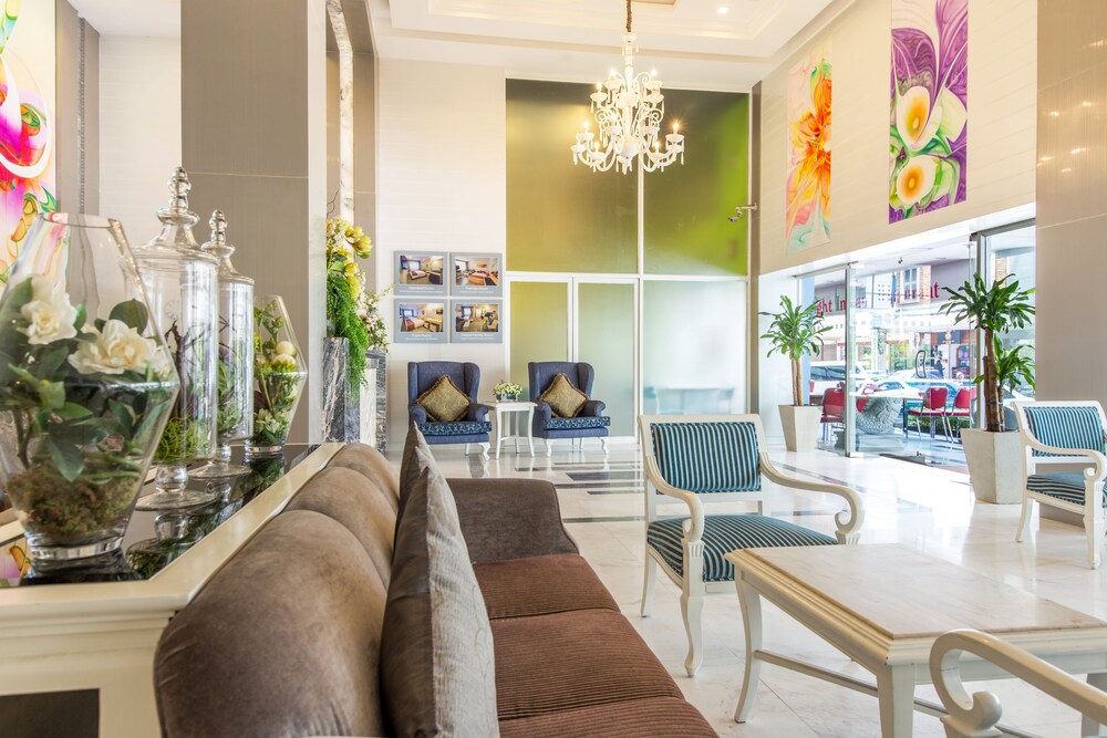Lobby lounge