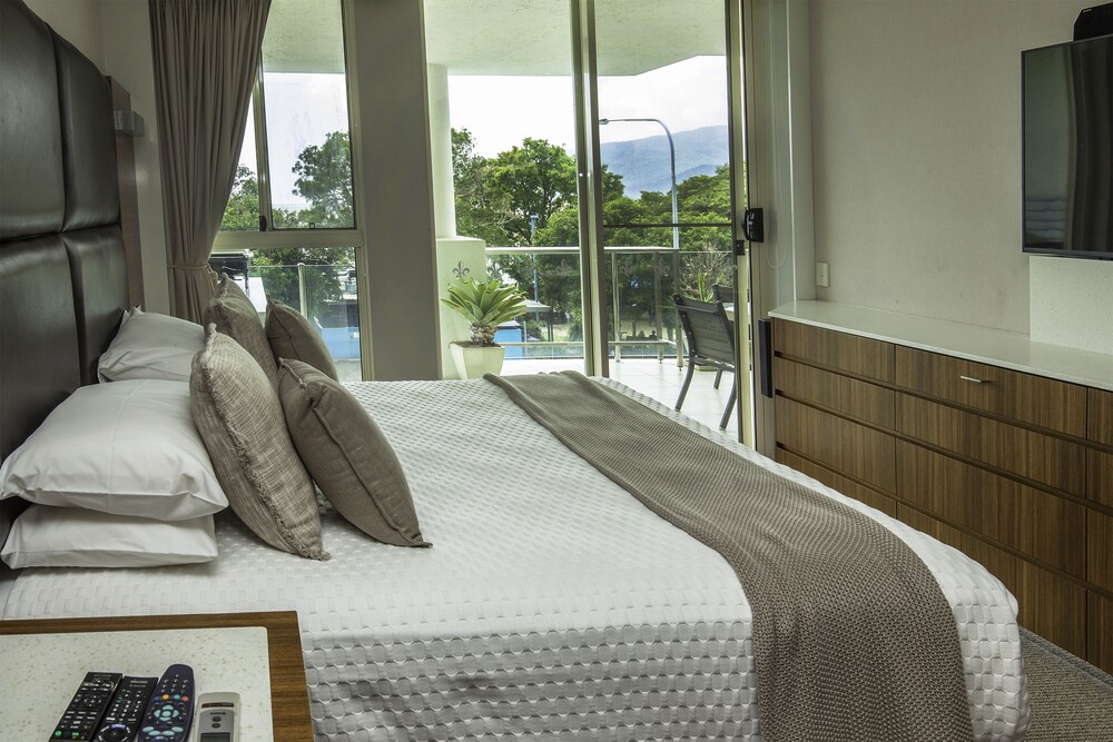 Two Bedroom Deluxe Oceanfront Apartment - Guestroom