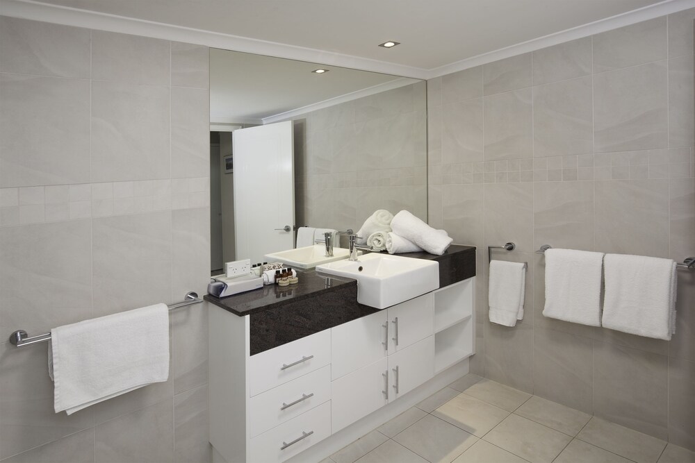 Two Bedroom Deluxe Oceanfront Apartment - Bathroom