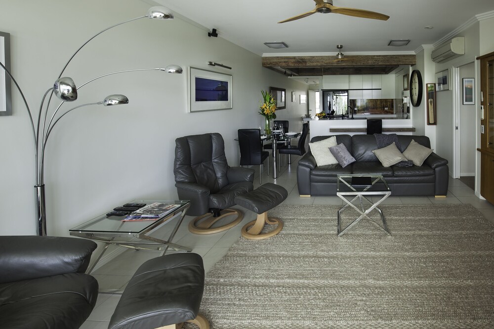 Two Bedroom Deluxe Oceanfront Apartment - Guestroom