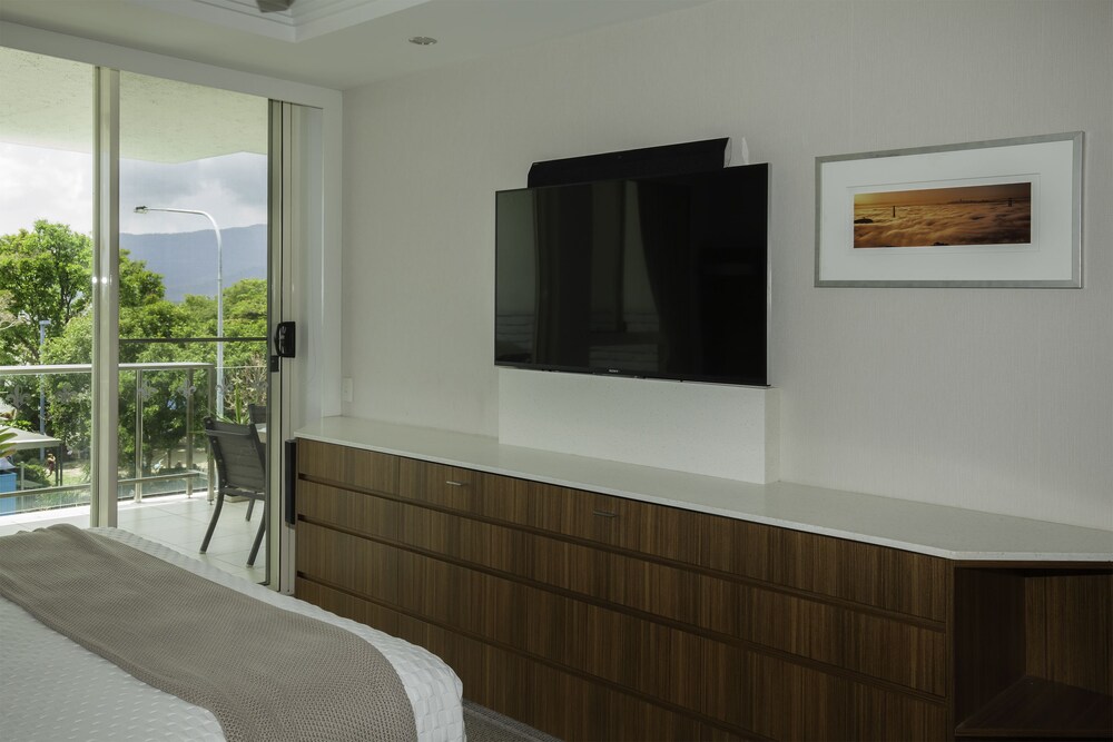 Two Bedroom Deluxe Oceanfront Apartment - Guestroom
