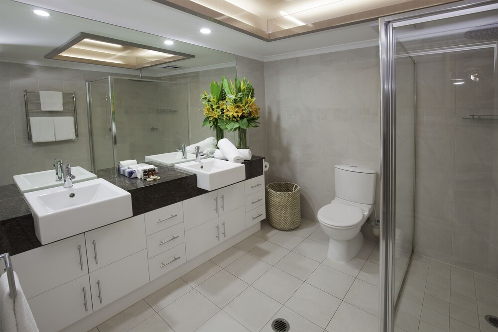 Two Bedroom Deluxe Oceanfront Apartment - Bathroom
