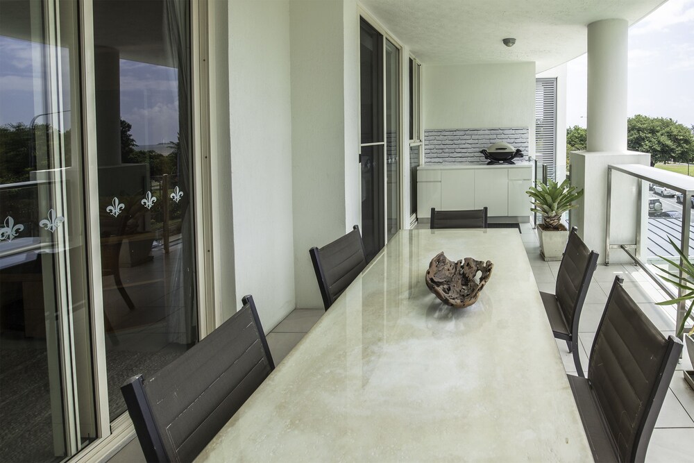 Two Bedroom Deluxe Oceanfront Apartment - Balcony