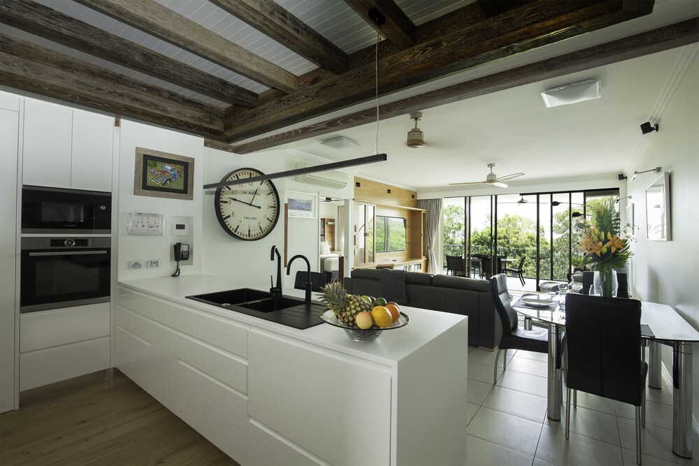 Two Bedroom Deluxe Oceanfront Apartment - In-Room Kitchen