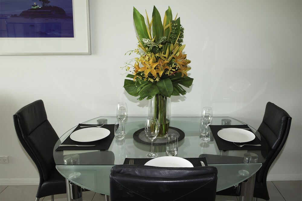 Two Bedroom Deluxe Oceanfront Apartment - In-Room Dining