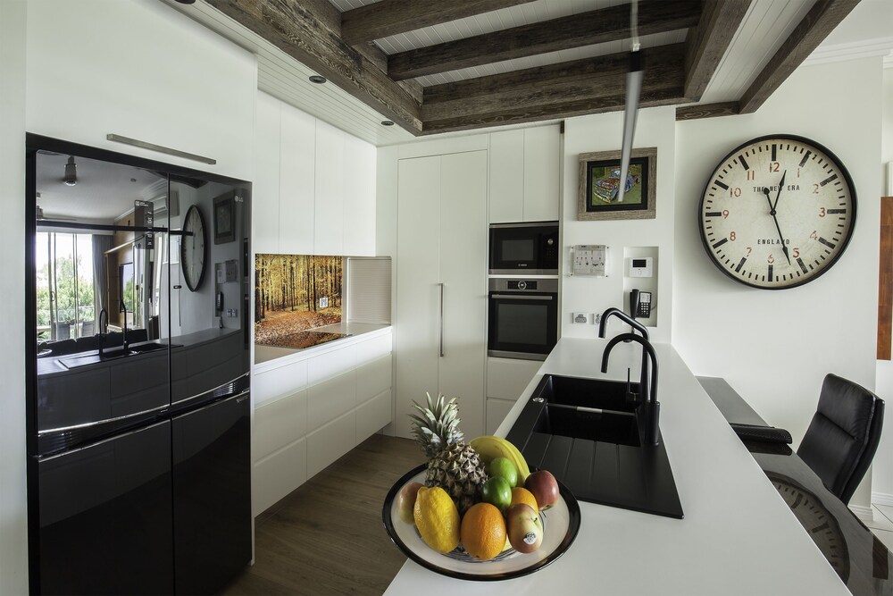 Two Bedroom Deluxe Oceanfront Apartment - In-Room Kitchen