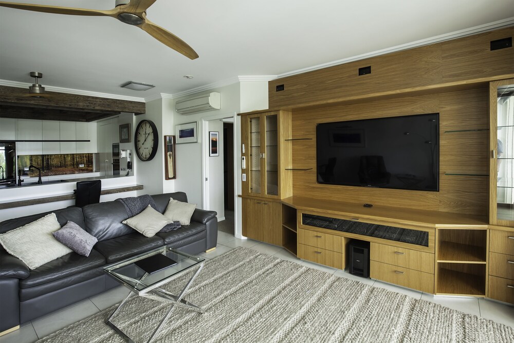 Two Bedroom Deluxe Oceanfront Apartment - Living Area