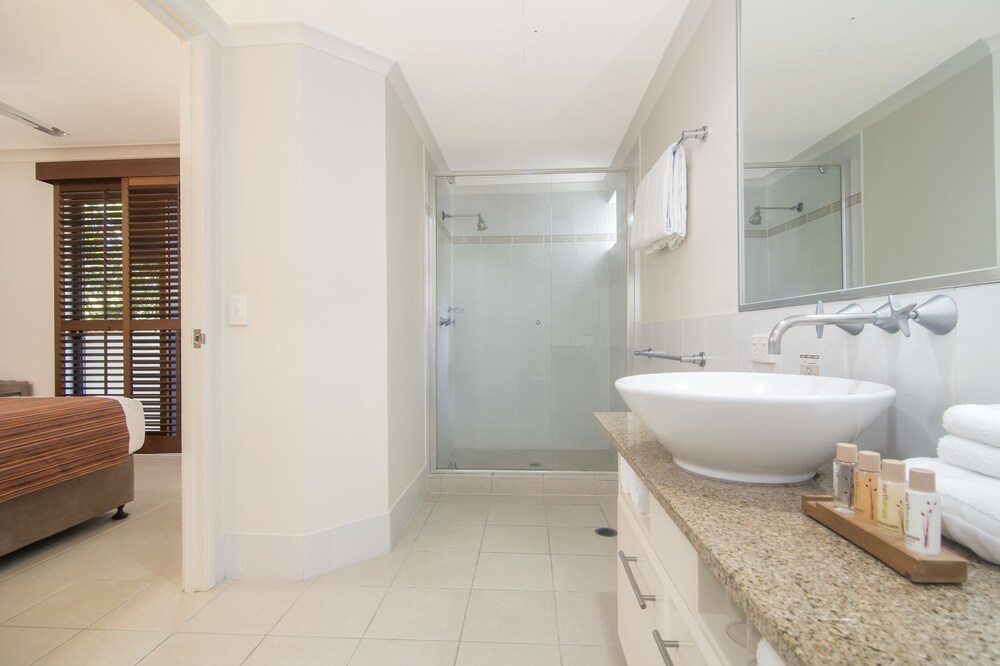 1 Bedroom Superior Jacuzzi - Bathroom