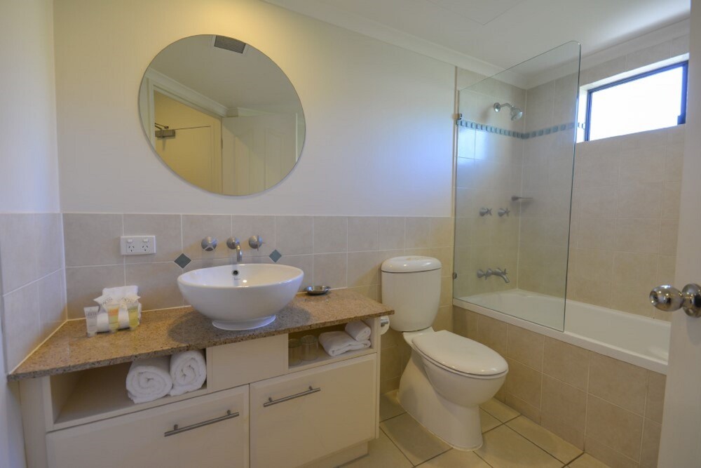 Superior Studio Pool Access - Bathroom