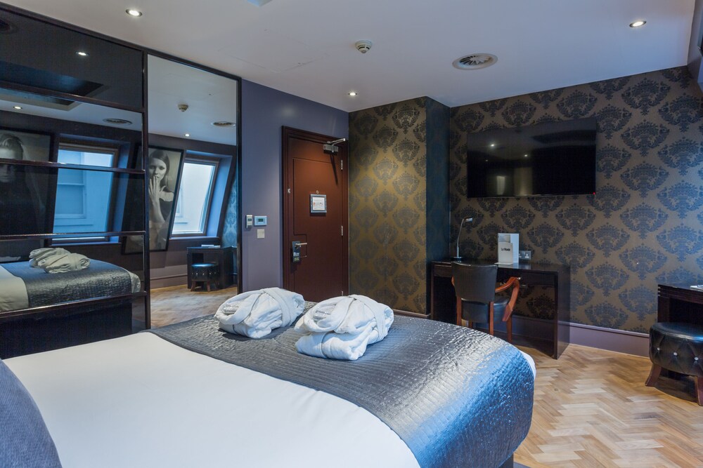 Room, Le Monde Hotel