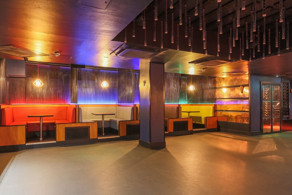 Nightclub, Le Monde Hotel