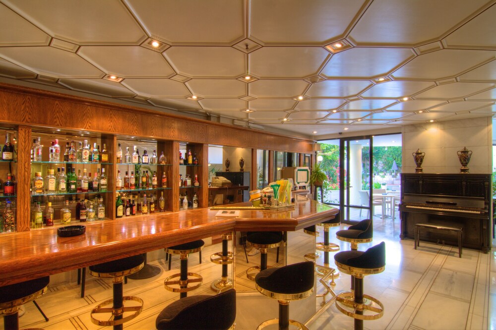 Hotel Bar
