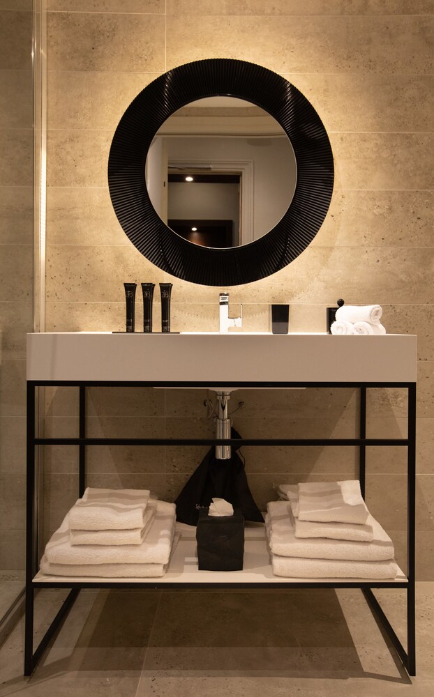 Deluxe Suite (La Nuit Blanche) - Bathroom Sink