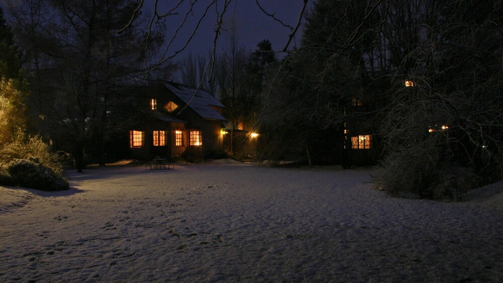 Fachada del hotel de noche