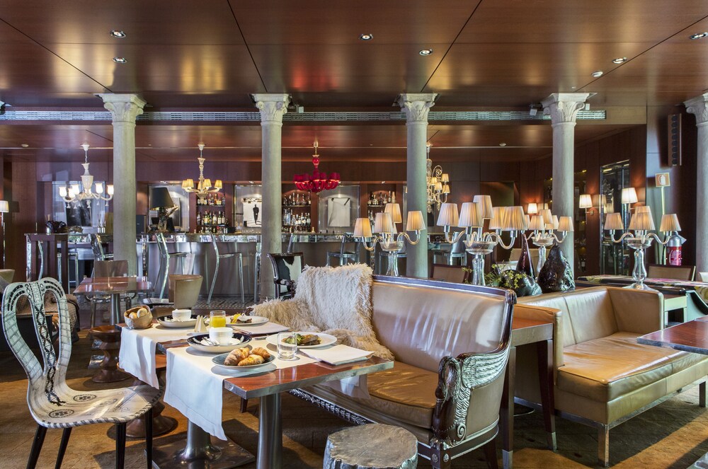 Hotel Bar