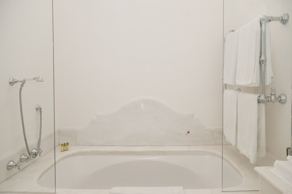 Deep Soaking Bathtub