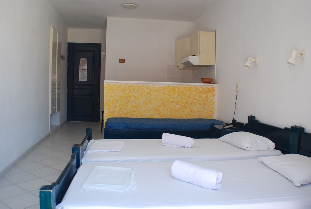 Deluxe Studio, 2 Twin Beds, Balcony - Guestroom