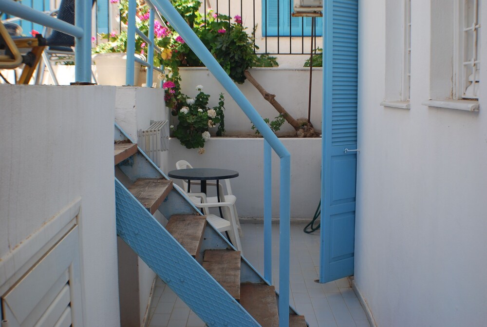 Economy Studio, Terrace, Poolside - Guestroom