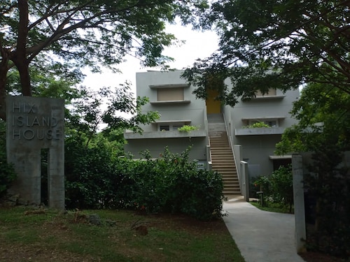 Hix Island House