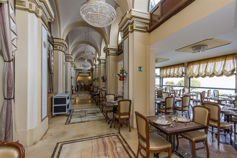 Hotel Lounge