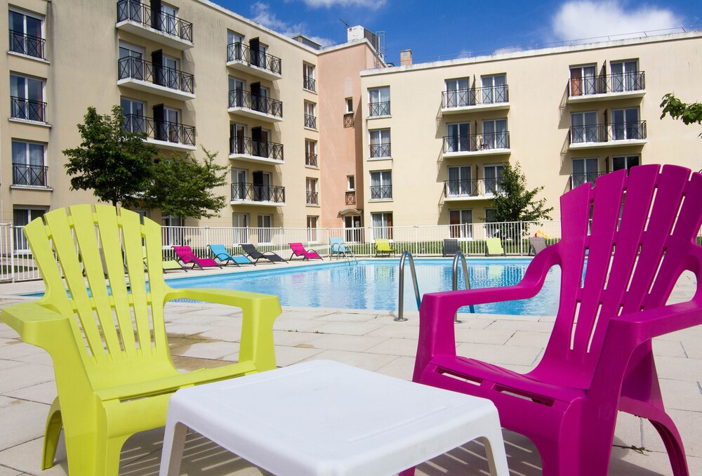 Outdoor pool, Résidence du Parc Val d'Europe