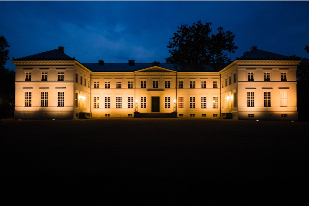 Hotelfassade am Abend/bei Nacht