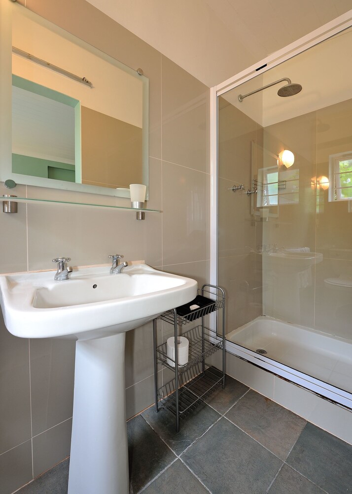 Garden Cottage - Bathroom