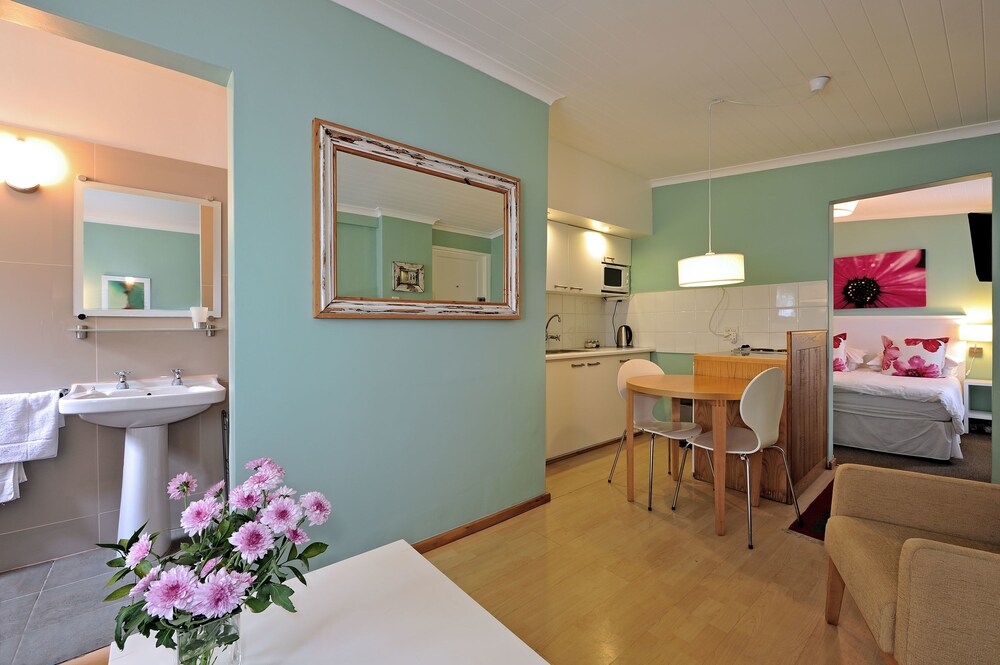 Garden Cottage - In-Room Dining