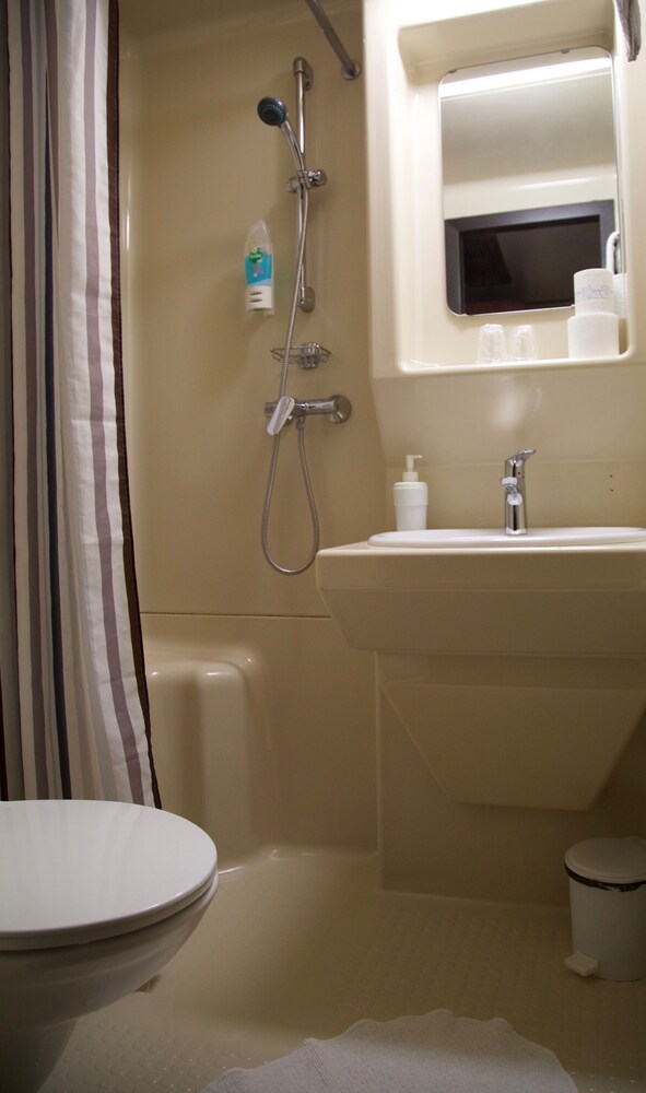 Standard Single Room - Bathroom