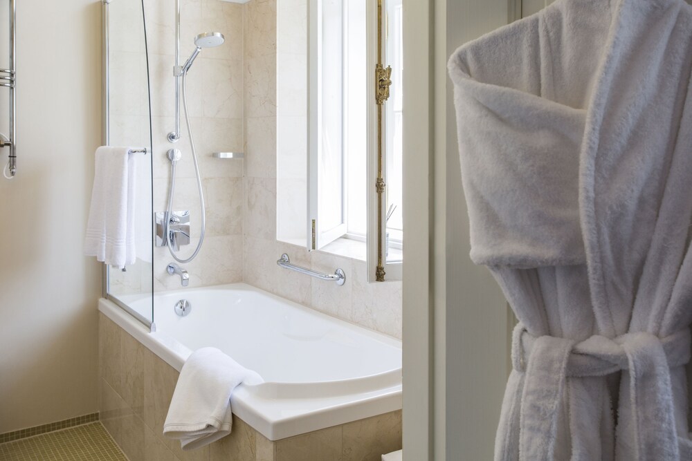 Deep Soaking Bathtub