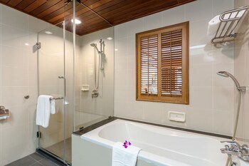 Deep Soaking Bathtub