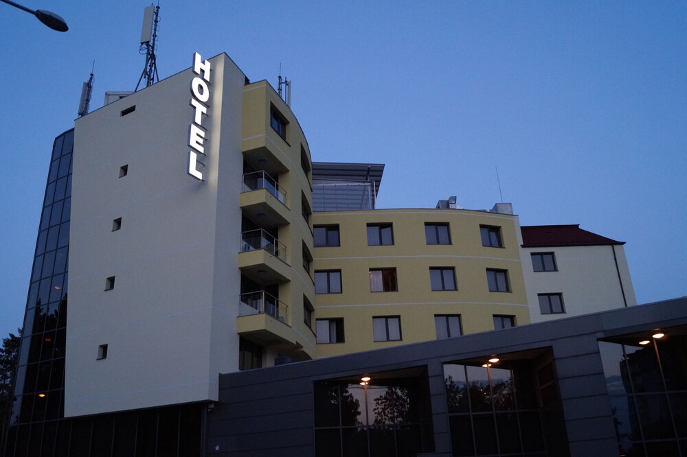 Voorkant hotel - avond/nacht