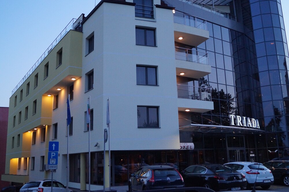 Voorkant hotel - avond/nacht