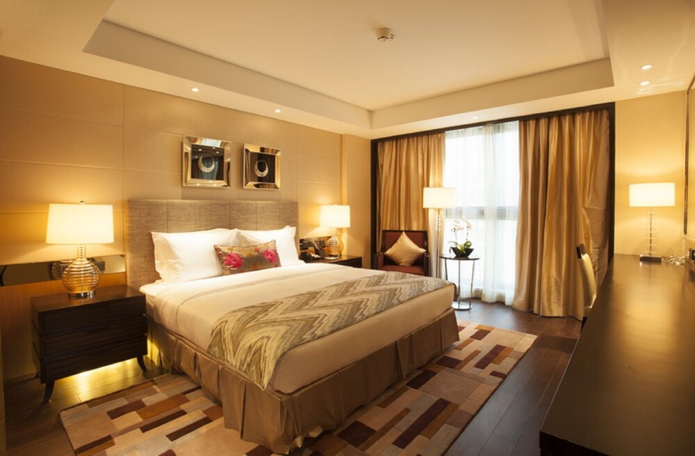 One Bedroom Deluxe Suite - Guestroom