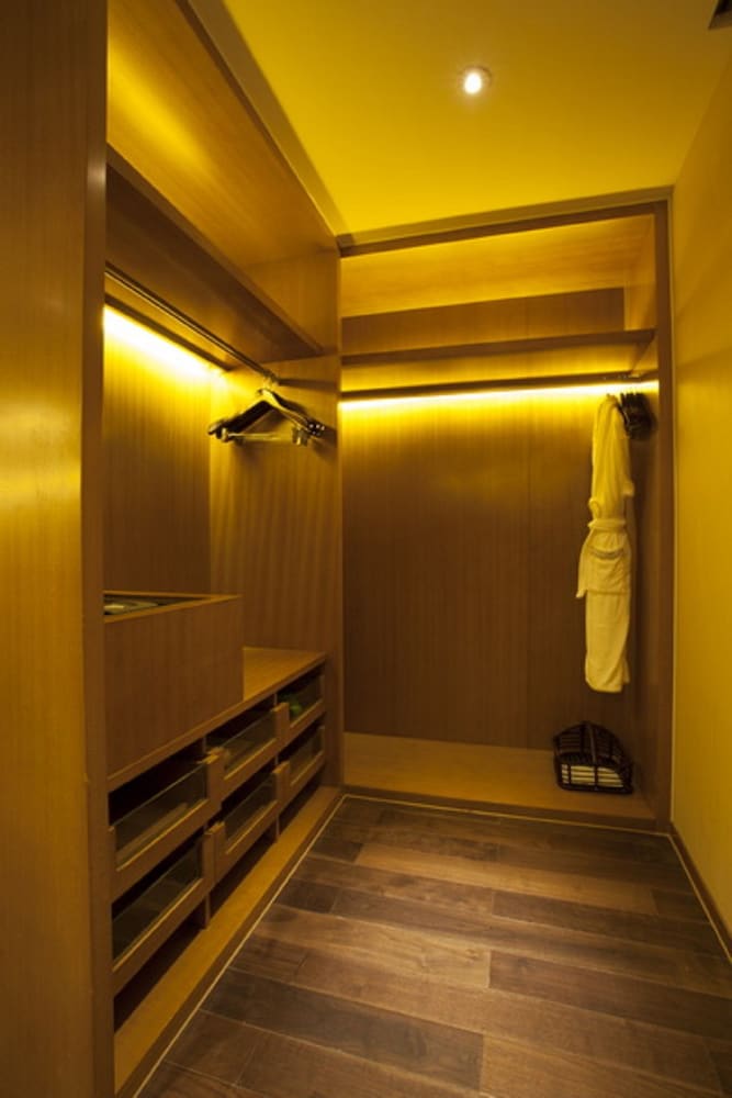 One Bedroom Deluxe Suite - Guestroom