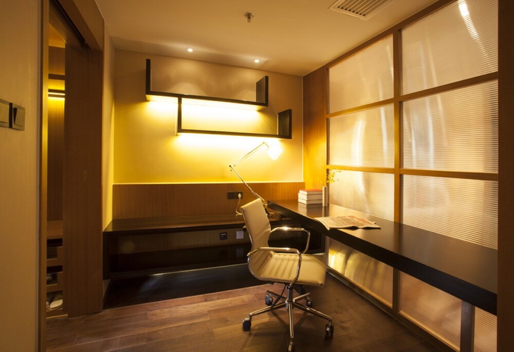 One Bedroom Deluxe Suite - In-Room Business Center