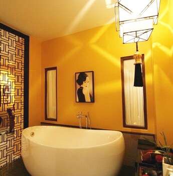 Deep Soaking Bathtub