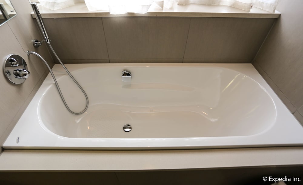 Deep Soaking Bathtub